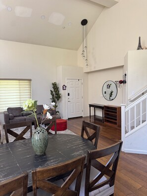 A dining area with a round table, chairs, and a vase with flowers. - Gorgeous 4-bed, 3 bath house with AC in lovely San Jose (San Jose)