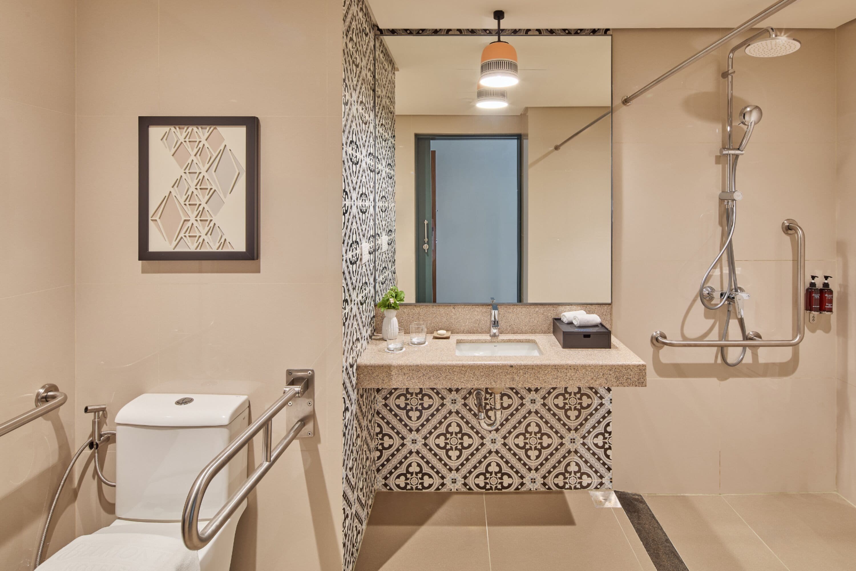 Shower, free toiletries, bidet, towels