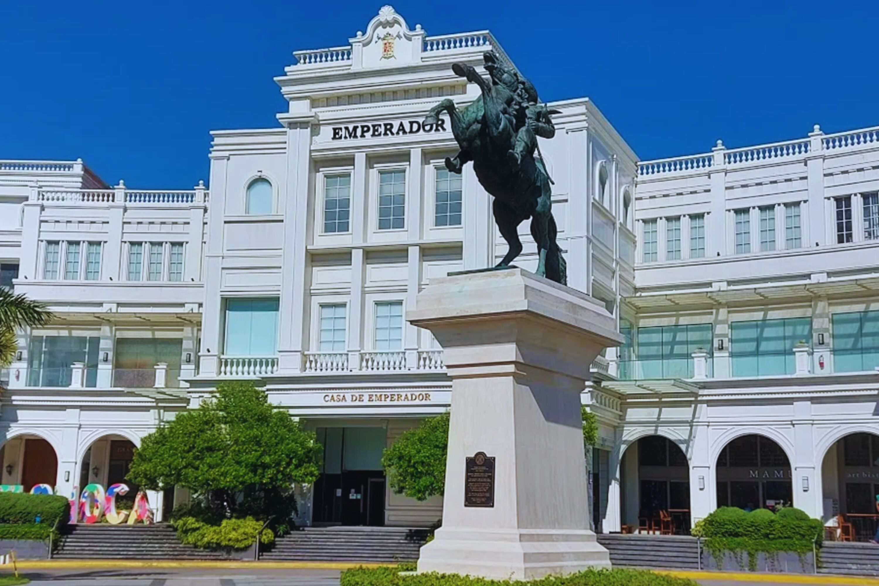 A building with the sign 'CASA DE EMPERADOR' and a statue of a horse.