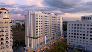 Un hôtel à plusieurs étages doté d’une cour intérieure, entouré d’autres bâtiments.
