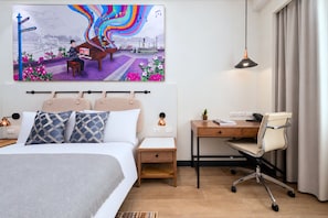 Habitación estándar, vista a la ciudad | Caja de seguridad en la habitación y escritorio