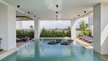 Una piscina al aire libre