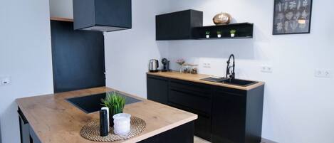 Coffee/tea maker, fridge, oven, stovetop