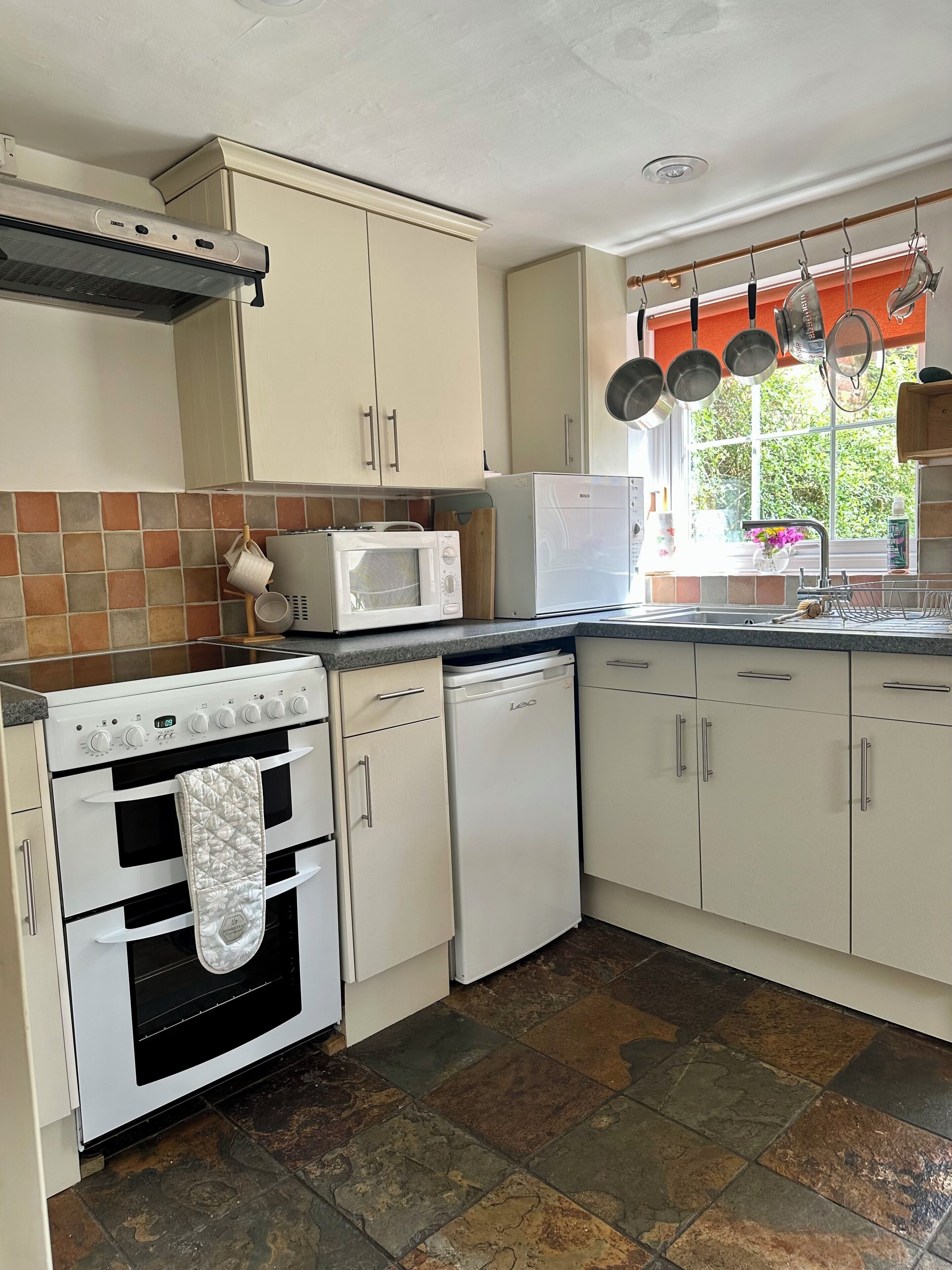 Family Cottage, Patio, City View | Premium bedding, iron/ironing board, free WiFi, bed sheets
