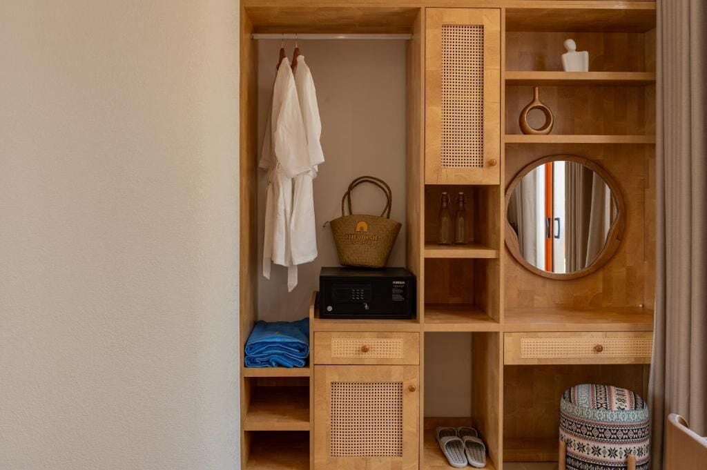 Habitación básica doble, balcón, vista a la playa | Interior