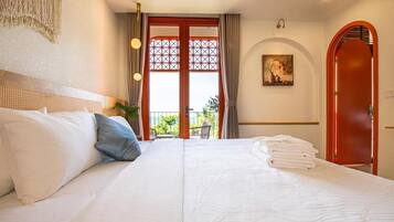 Suite familiar, balcón, vistas al mar | Cortinas opacas, tabla de planchar con plancha, wifi gratis