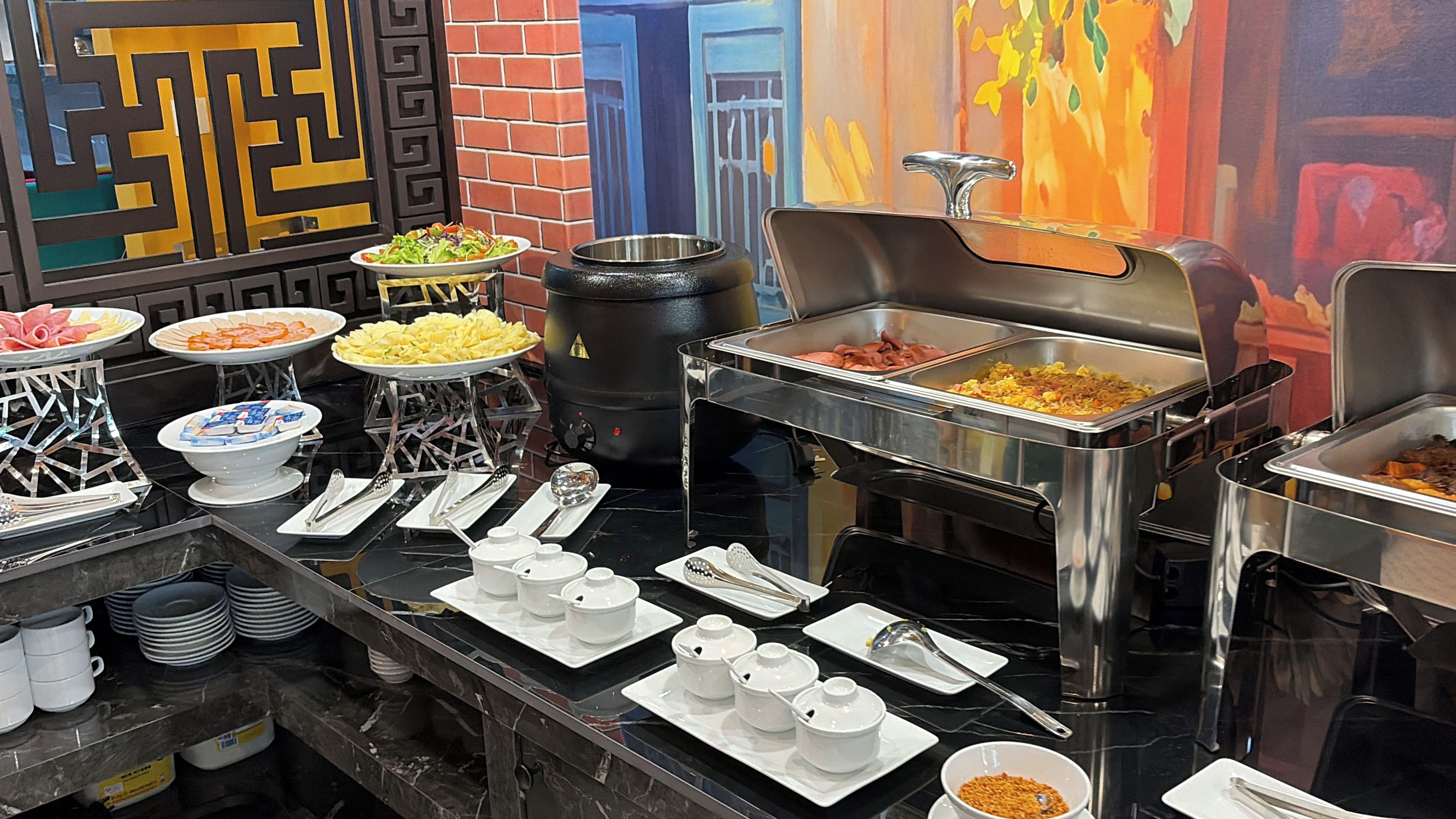 Een buffet met diverse soorten eten en bestek.