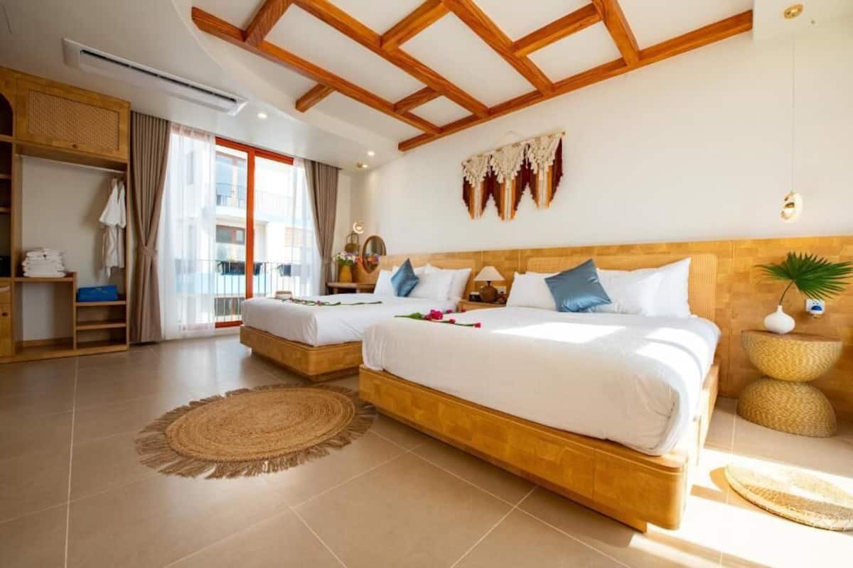 Suite – deluxe, strandutsikt | Blendingsgardiner, strykejern/-brett og wi-fi (inkludert)