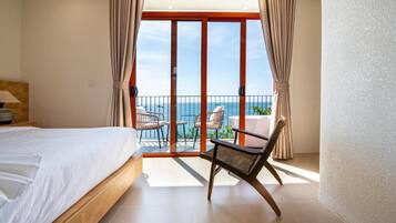 Suite Deluxe, vistas a la playa | Cortinas opacas, tabla de planchar con plancha, wifi gratis