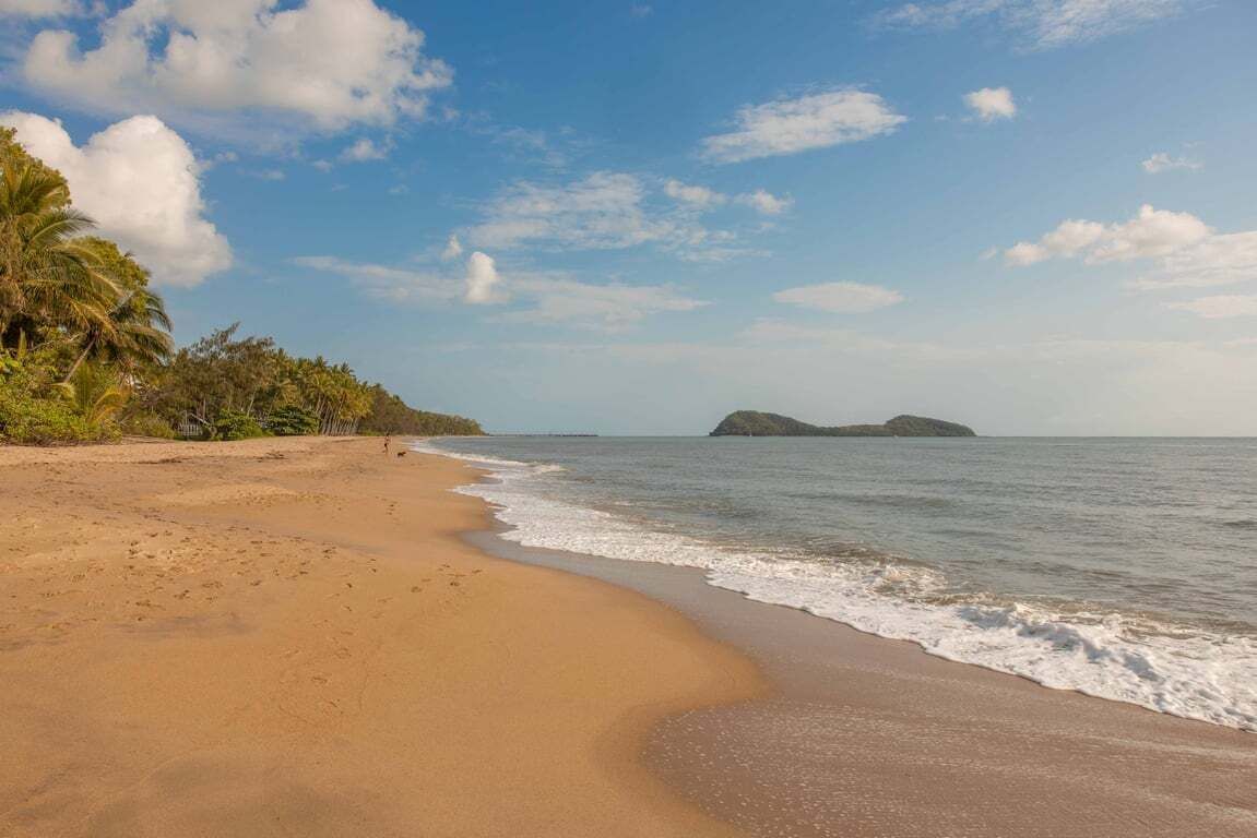 Beach nearby, sun-loungers, beach towels