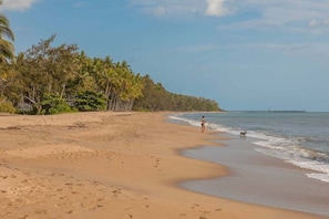 Playa en los alrededores, camastros y toallas de playa 