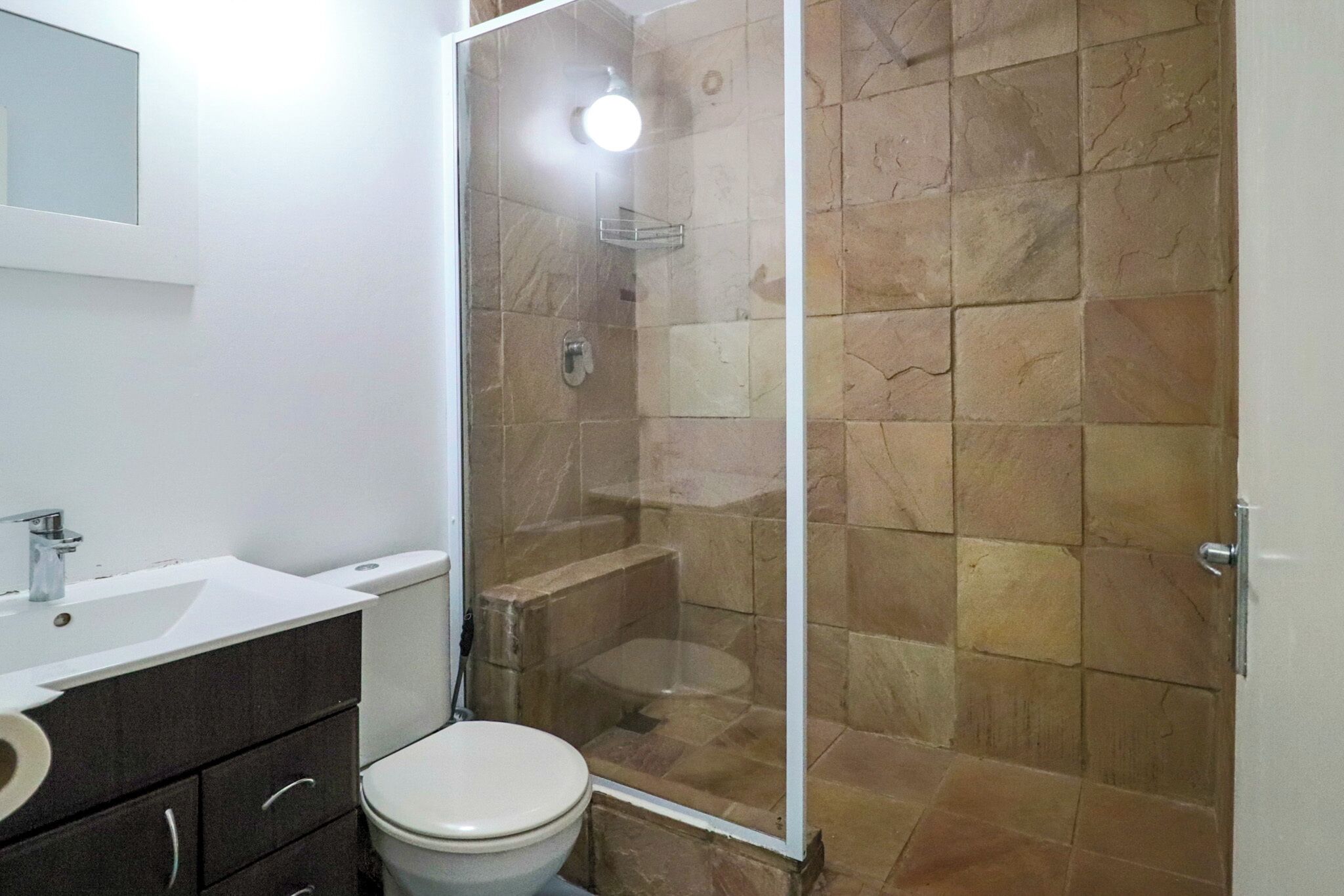 Apartamento Confort, patio, vistas parciales al mar | Baño