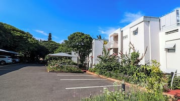 Apartamento Confort, patio, vistas parciales al mar | Jardines del alojamiento