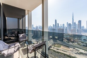 Un edificio alto con vistas a la silueta de la ciudad, incluyendo una torre destacada.