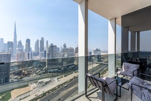 Ein Balkon mit Blick auf die Stadt, darunter ein markantes Wolkenkratzer.