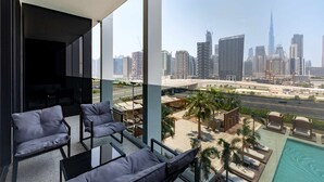 Uma varanda com vista para o horizonte urbano, incluindo um arranha-céu imponente.