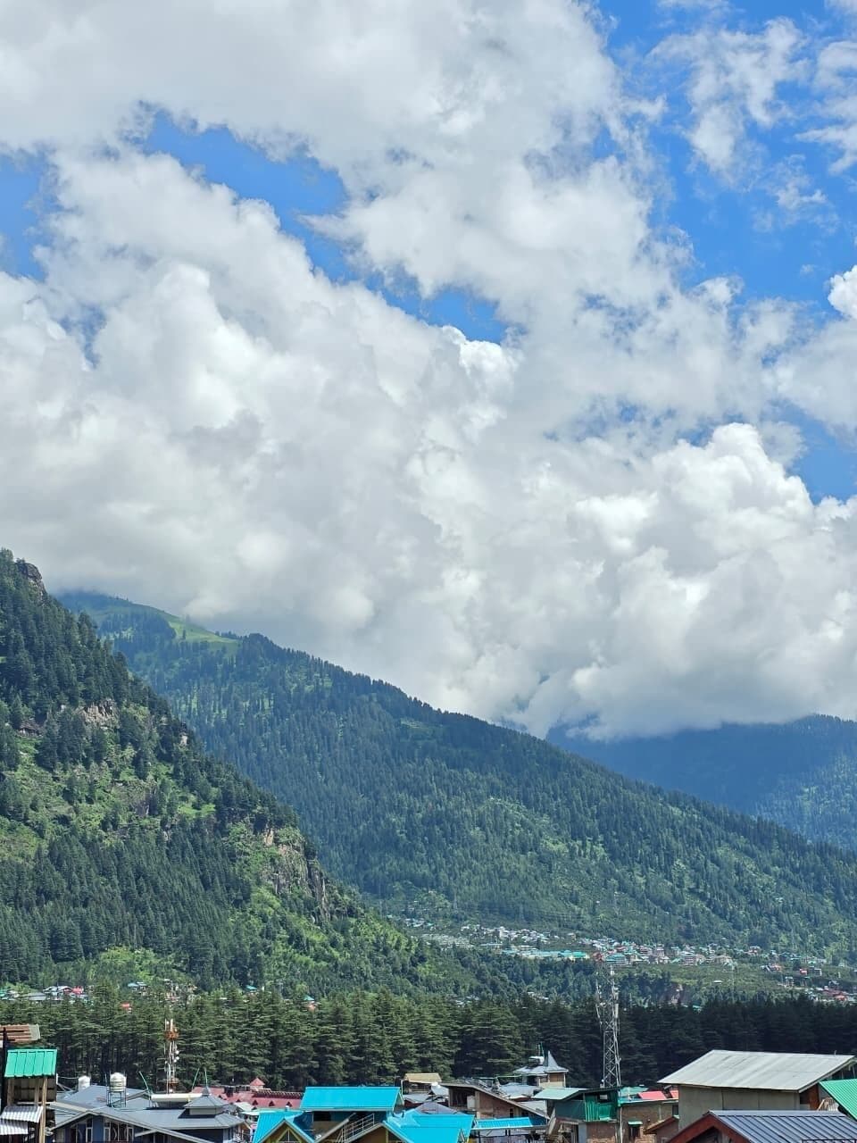 Un paysage montagneux avec un village situé dans la vallée.