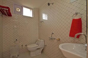Kamar Standar | Kamar mandi | Shower, perlengkapan mandi gratis, handuk, dan sabun