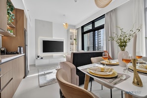 Appartement Luxe, 1 très grand lit et 1 canapé-lit, vue ville | Salle à manger