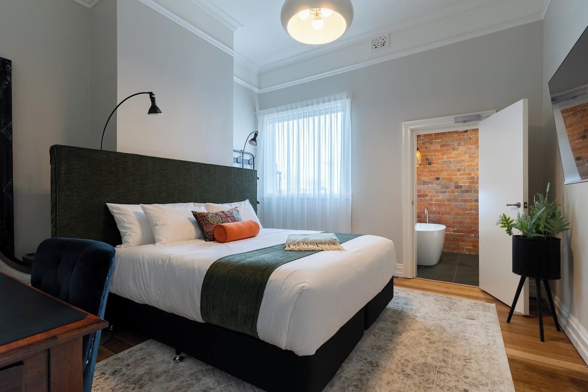 Habitación Premium con 1 cama matrimonial o 2 individuales | Escritorio, espacio para trabajar con laptop y wifi gratis