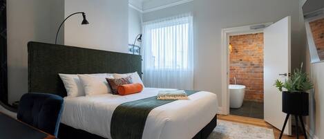 King Superior Room with Bath | Desk, laptop workspace, free WiFi
