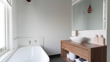 Phòng đôi hoặc 2 giường đơn Premium | Phòng tắm | Bồn tắm và buồng tắm vòi sen riêng, máy sấy tóc, khăn tắm, xà phòng