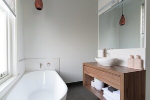 Habitació doble o amb dos llits individuals prèmium | Bany | Banyera i dutxa independents, assecador de cabells, tovalloles i sabó 