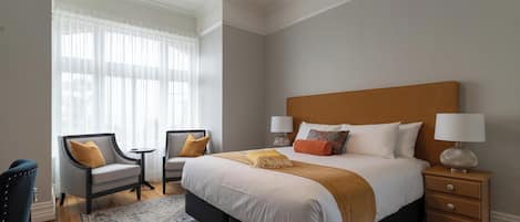 Chambre luxueuse double ou avec lits jumeaux | Bureau, espace de travail pour ordinateurs portables