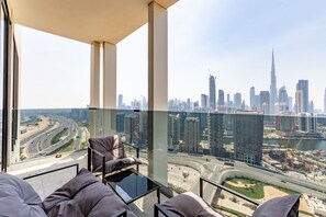 A balcony with a city view, including a highway and skyscrapers. - Executive Studio w Burj Khalifa View (Dubai)