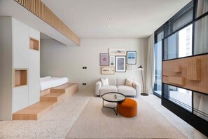 Ein modernes Wohnzimmer mit einer Couch, einem Couchtisch und Kunstwerken an der Wand.