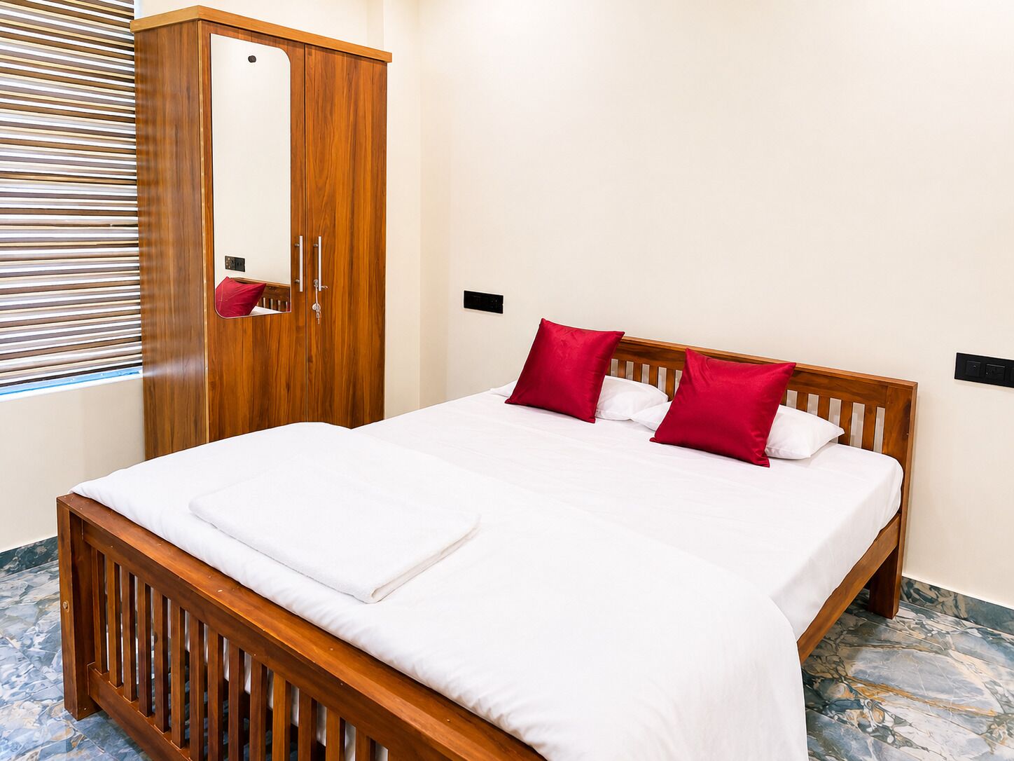 Economy Double Room | Meja, ruang kerja komputer riba, Wi-fi percuma 