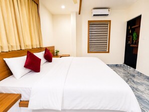 Luxury Double Room | Meja, ruang kerja komputer riba, Wi-fi percuma 