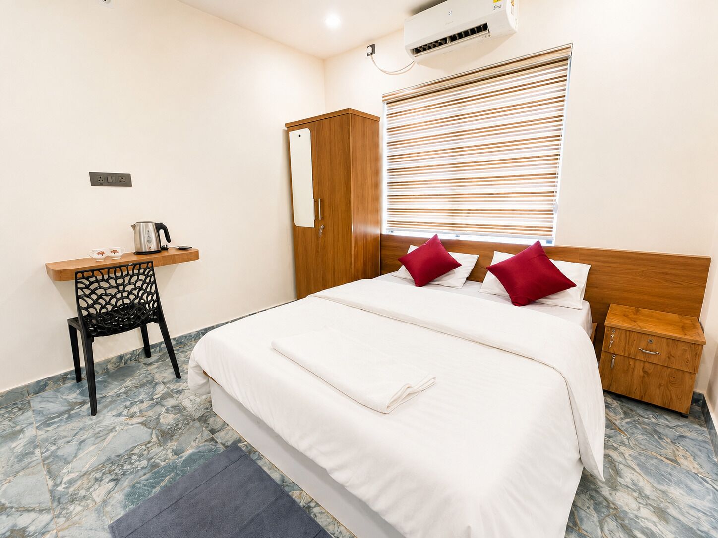 Standard Double Room | Meja, ruang kerja komputer riba, Wi-fi percuma 