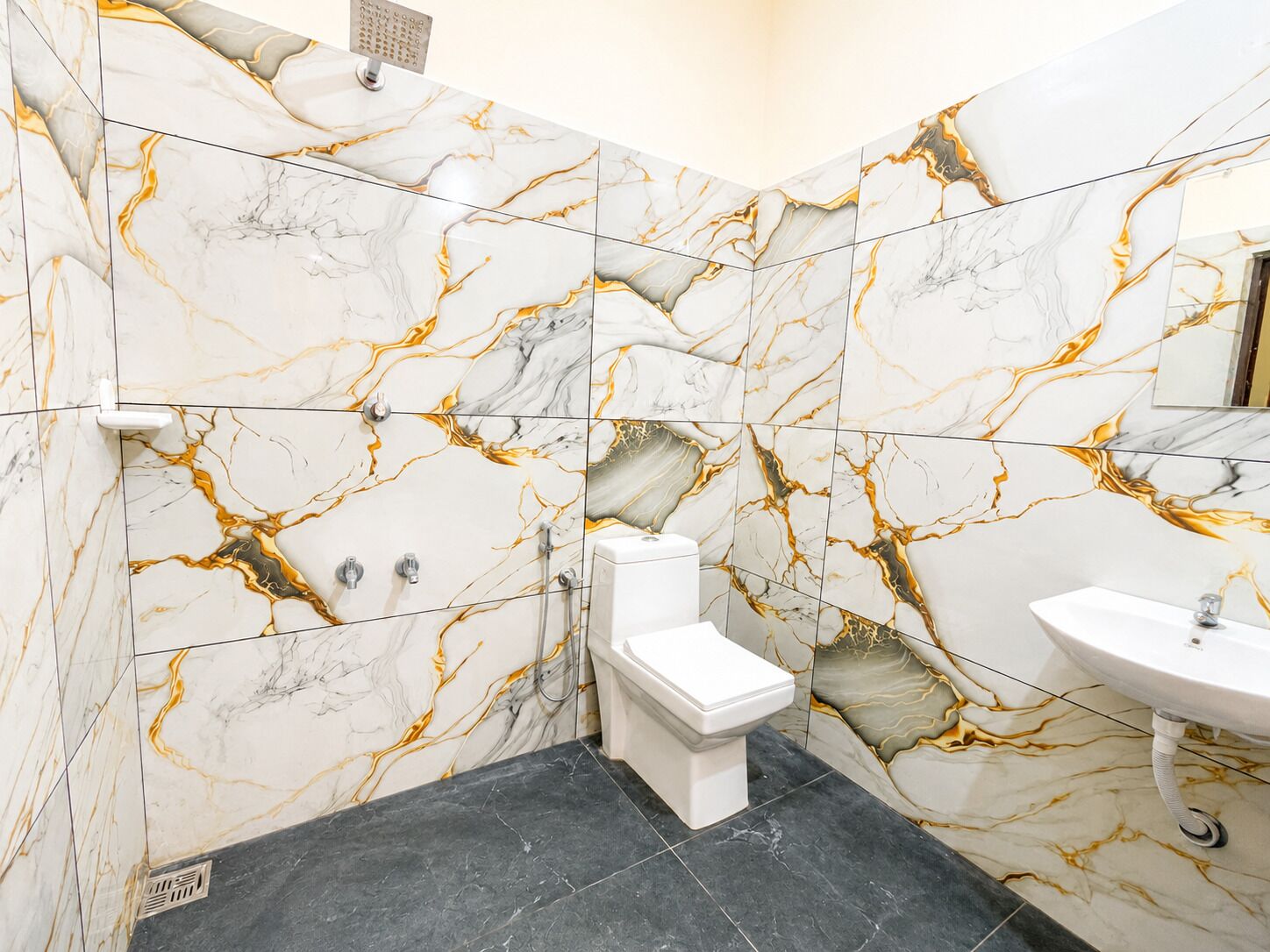Standard Double Room | Bathroom | Shower, towels, soap, shampoo
