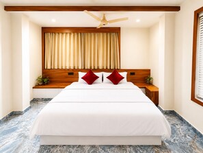 Luxury Double Room | Meja, ruang kerja komputer riba, Wi-fi percuma 