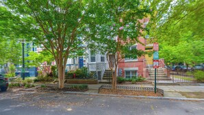 A residential street with houses, a sidewalk, and a street lamp. - Quiet Home in Walkable Area: 3 Mi to National Mall (Washington)