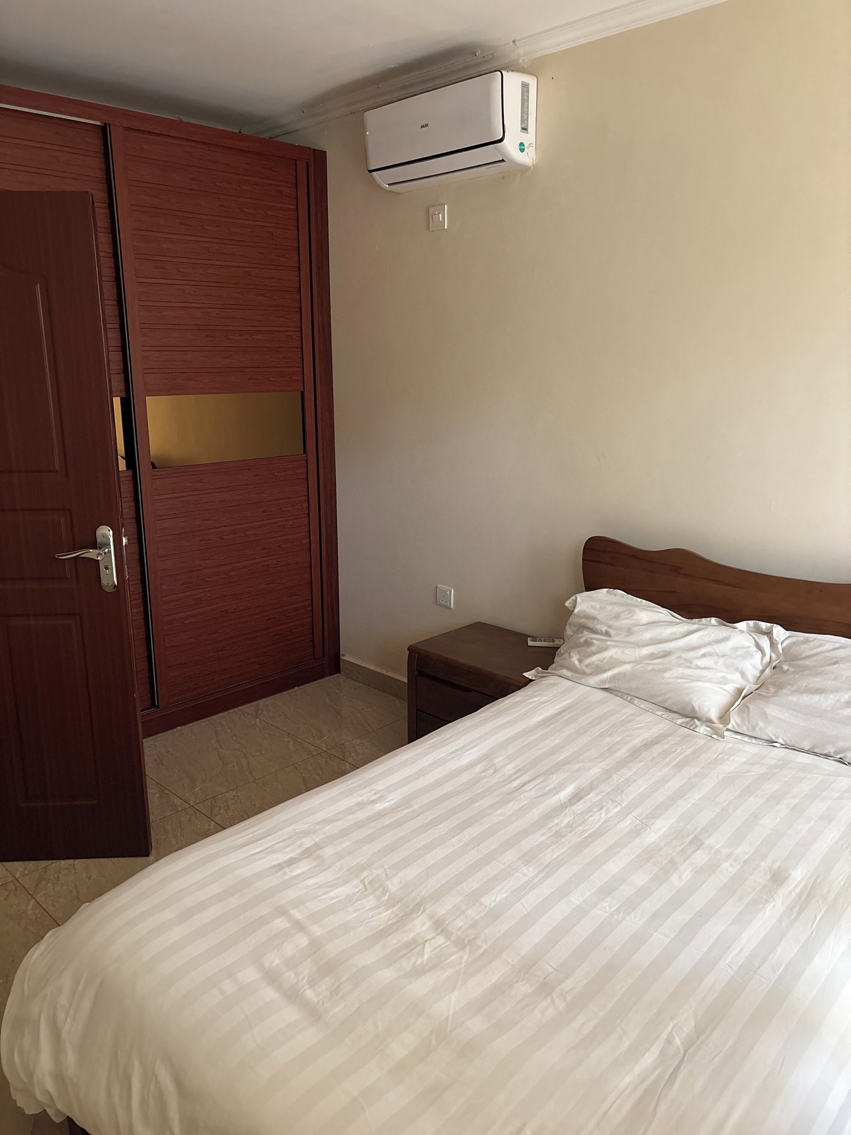 3 bedrooms, desk, iron/ironing board, WiFi (free)
