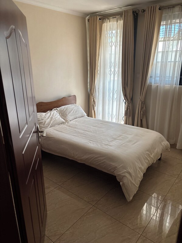 3 habitaciones, escritorio, tabla de planchar con plancha y wifi gratis 