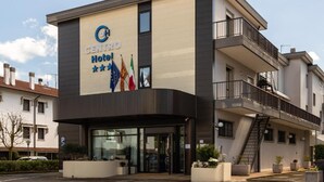 A hotel with a modern facade, a balcony, and a staircase leading to an upper level. - CENTRO HOTEL - MARCON (Marcon)