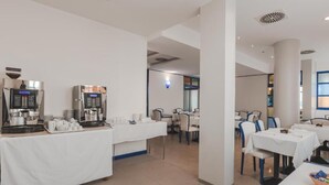A hotel dining area with buffet service, including coffee machines and a variety of food items. - CENTRO HOTEL - MARCON (Marcon)
