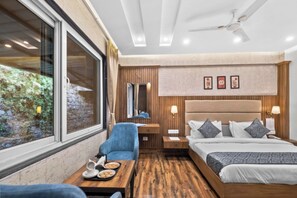Desk, bed sheets - The Palm Aryan Mussoorie 5min Mall Road (Mussoorie)