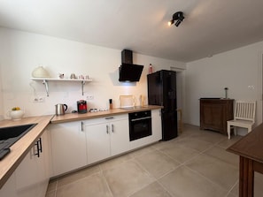 Wasserkocher mit Kaffee-/Teezubehör, Kühlschrank, Mikrowelle, Ofen
