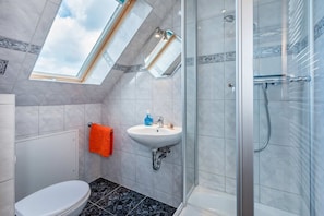 Shower - Holtz 4 Vacation Rental with a Grill Area, Electric Charging Station, and Sunbathing Area - Cozy (Zinnowitz)