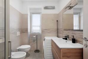 Shower, hair dryer, towels - Apartment 'Casa Vacanze Bastiani' with Mountain View, Balcony and Wi-Fi (Novaledo)