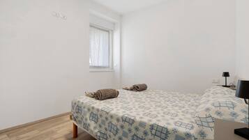 3 habitaciones, tabla de planchar con plancha, wifi y ropa de cama