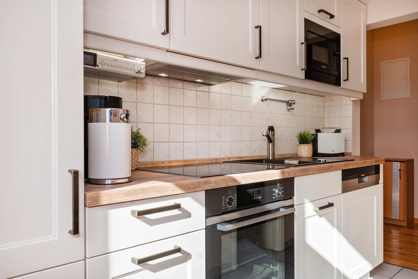 Kaffetrakter/tekoker, kjøleskap, mikrobølgeovn og ovn