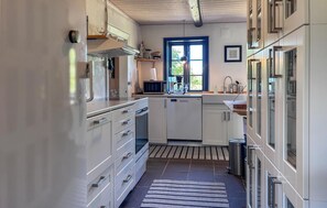 Een koffiezetapparaat/waterkoker, een koelkast, een microgolfoven