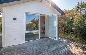 Uma casa moderna com porta de vidro deslizante que dá para o interior.