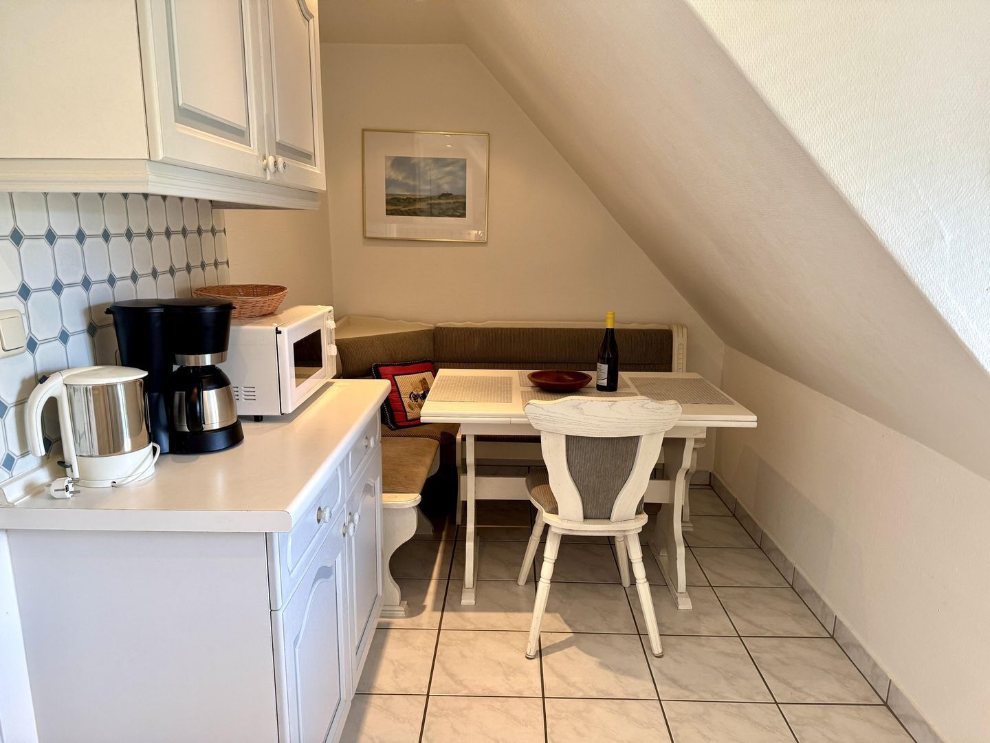 Wasserkocher mit Kaffee-/Teezubehör, Kühlschrank, Mikrowelle, Herdplatte