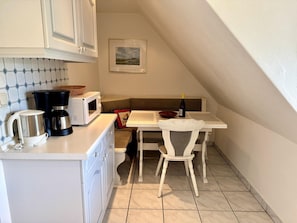 Wasserkocher mit Kaffee-/Teezubehör, Kühlschrank, Mikrowelle, Herdplatte